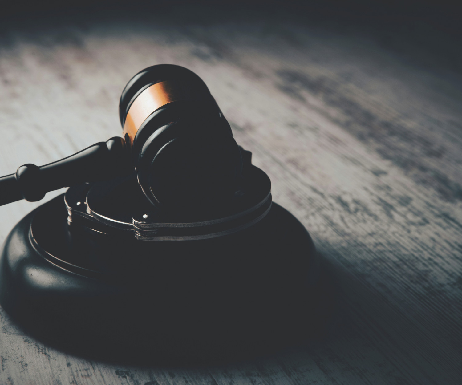 Richterhammer auf einem Tisch