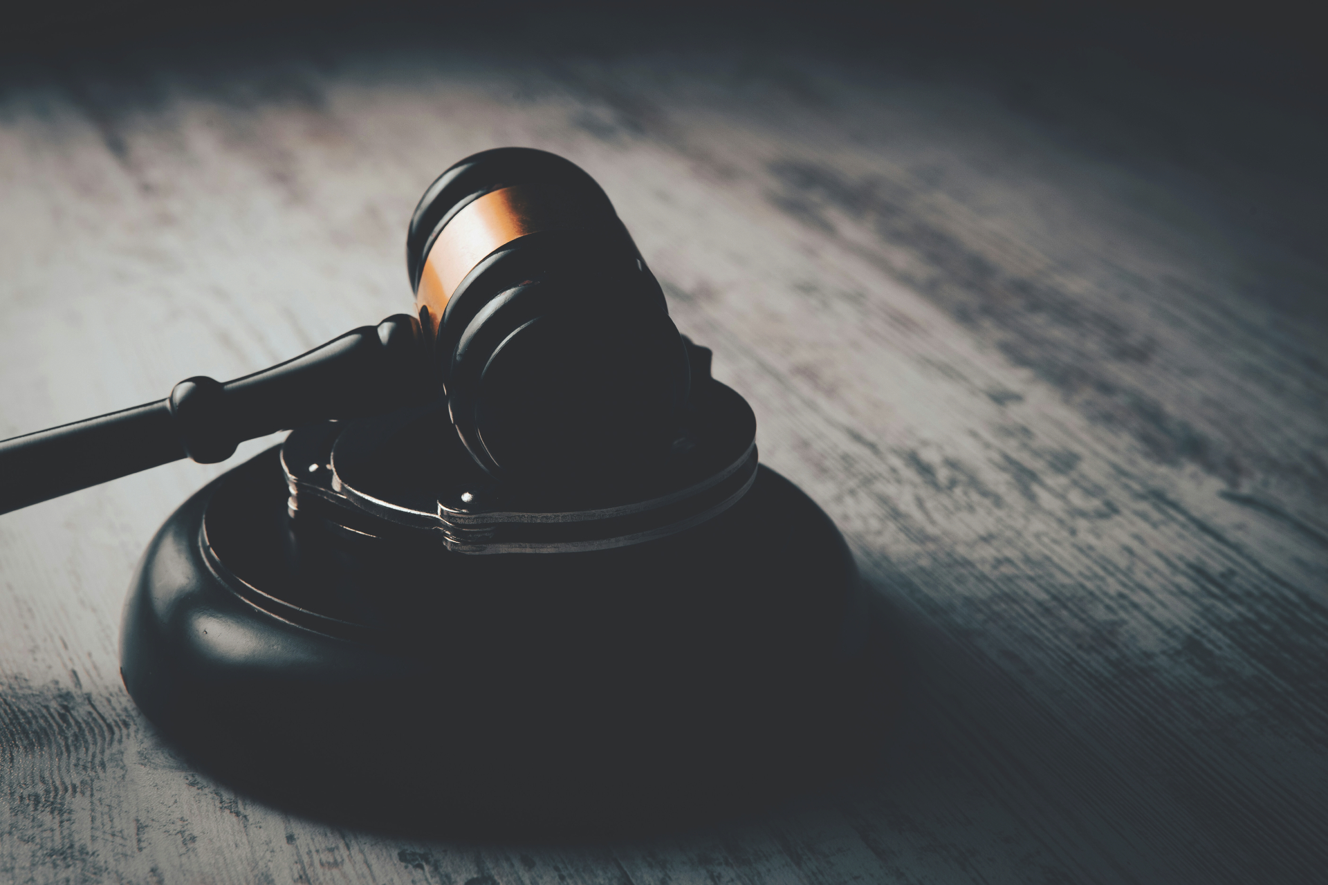 Richterhammer auf einem Tisch