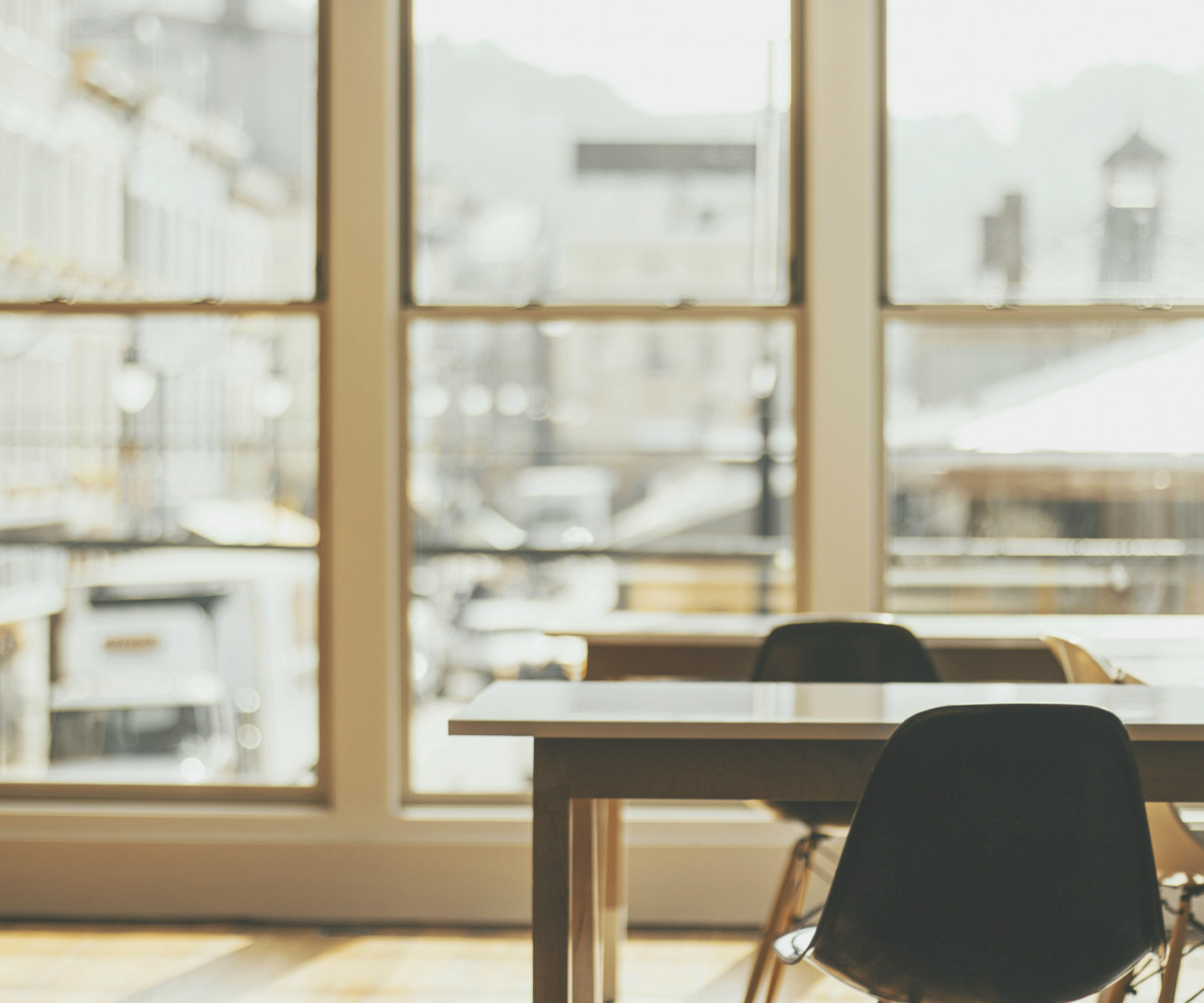 Leeres Büro mit großen Fenstern und schöner Aussicht