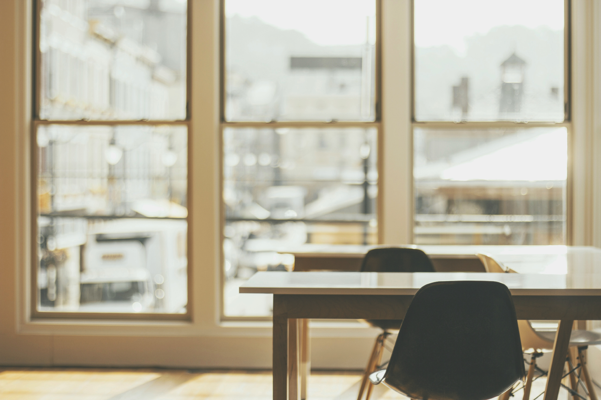 Leeres Büro mit großen Fenstern und schöner Aussicht