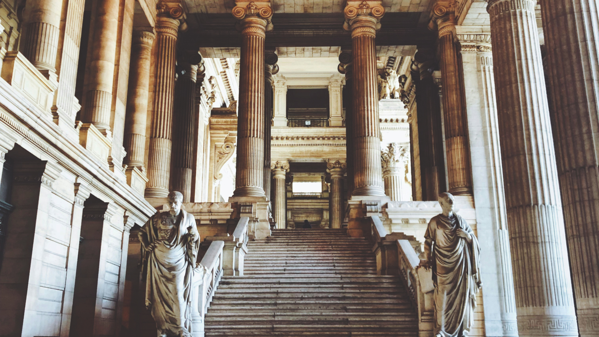 Eingang eines Gerichtsgebäudes